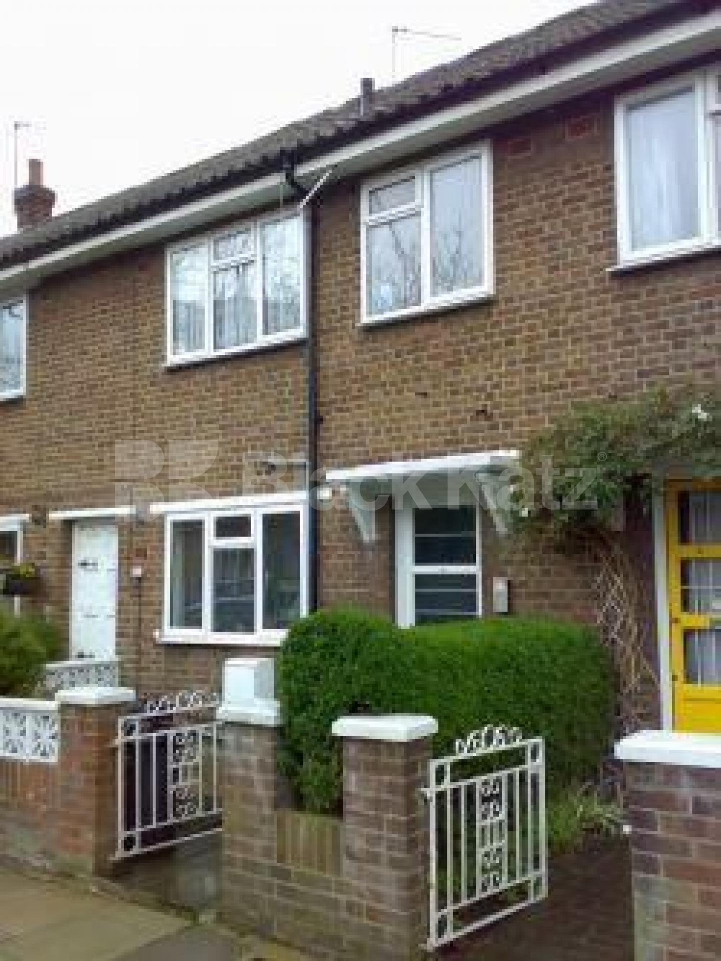 			4 Bedroom, 1 bath, 1 reception Flat			 Kingsdown Road, HOLLOWAY N19 N19